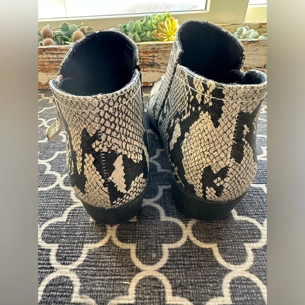Arizona Jean Company Galen Zip Block Snakeskin Ankle Boots- size 8